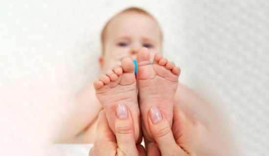 Çocuklarda Düz Tabanlık Nedir? Belirtileri, Nedenleri ve PMF ile Destekleyici Yaklaşım